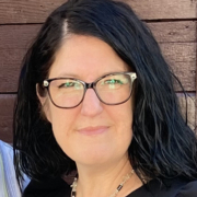 Irene Behr - Portrait der Friseurin aus Bischberg Irene Behr, Friseurin aus Bischberg, lächelt freundlich in die Kamera mit stylishen Haaren und professioneller Kleidung